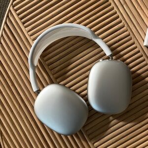 White Silver AirPod Max